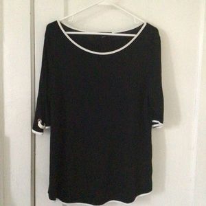 Cable & Gauge black top with cute piping and sleeve detail